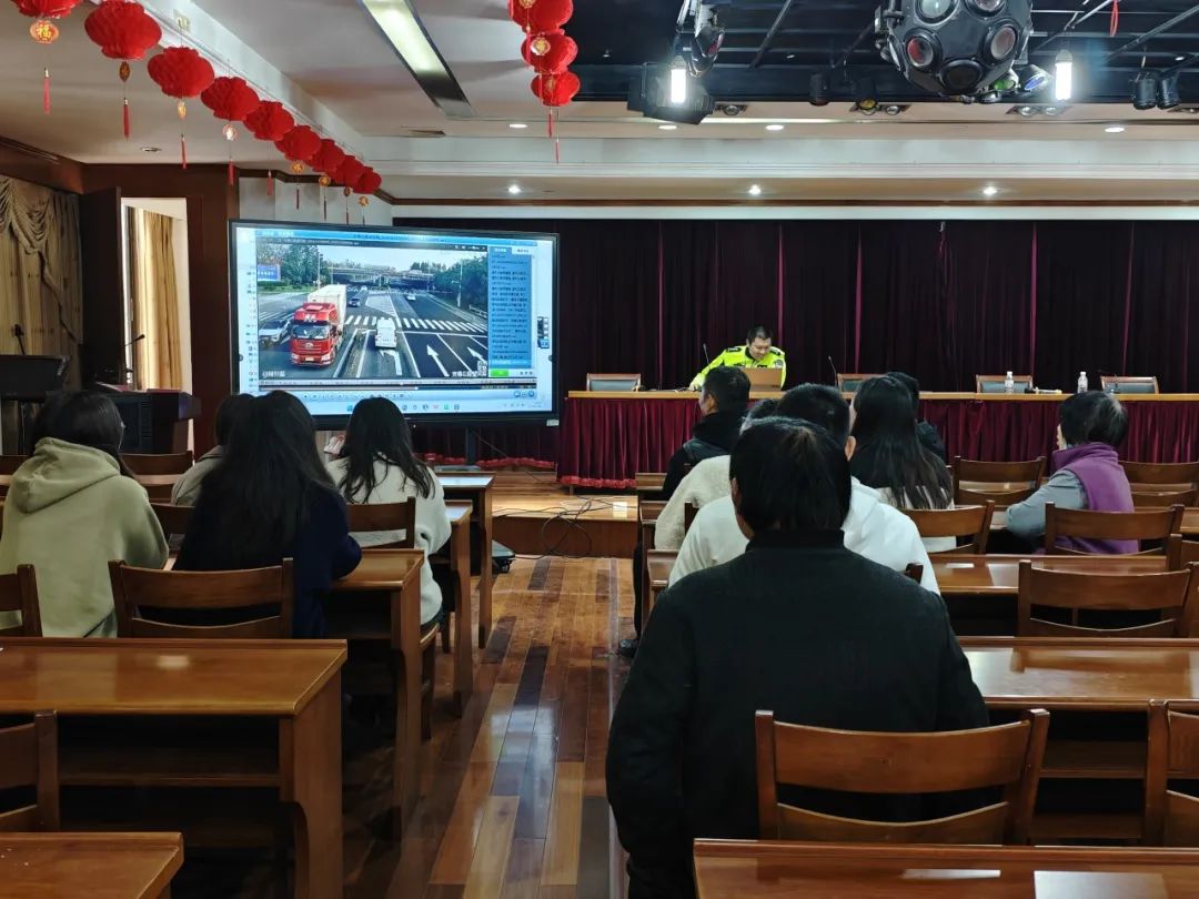Dongbang Yol Polisi Squadron, yol hərəkəti təhlükəsizliyini təşviq etmək üçün fabrikə gəldi