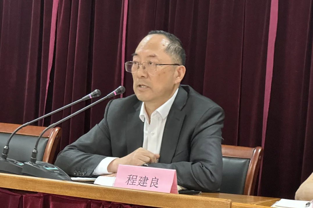 Changshu Polyester orta səviyyəli kadrlar, mühəndislik və texniki işçilər və marketinq işçiləri üçün bir iclas keçirdi