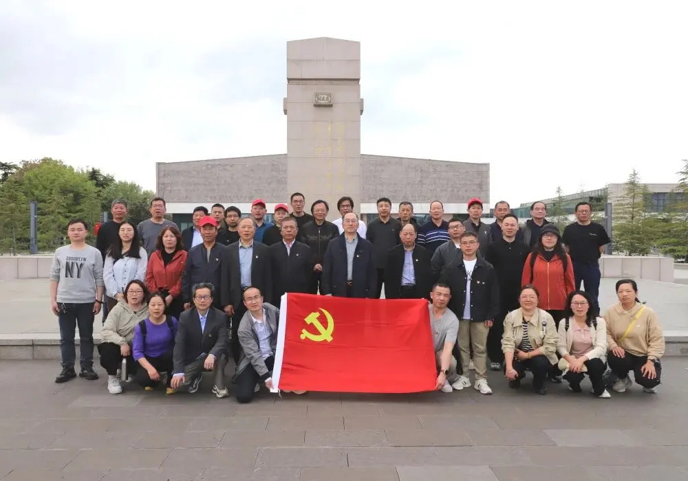 Changshu Polyester Co., Ltd. Partiya Şöbəsi Yançeng Yeni Dördüncü Ordu Memorial Zalına səfər təşkil edir